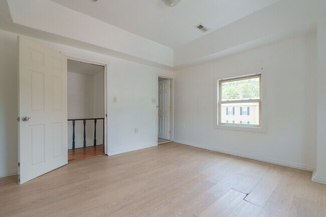 Building Photo - MOVE IN READY 4 Bedroom in Suffolk!