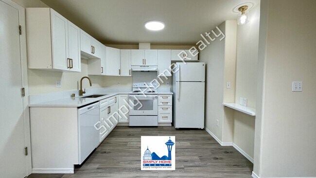 Building Photo - LUXURY DUPLEX RENTAL WITH SPACIOUS BACKYARD
