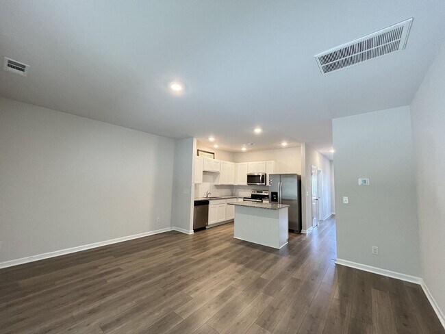 Building Photo - Townhome less than 2 miles from Downtown C...