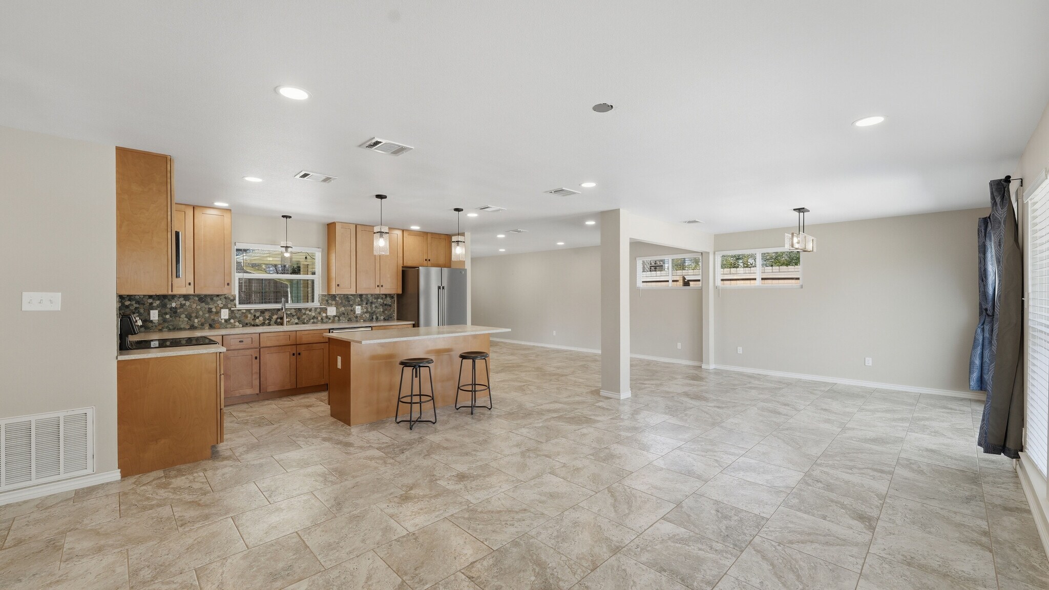 Building Photo - 1409 Highland Dr