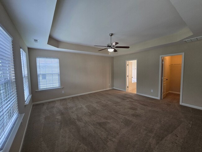 Building Photo - Spacious 4BR, 2.5BA Home with Screened Pat...