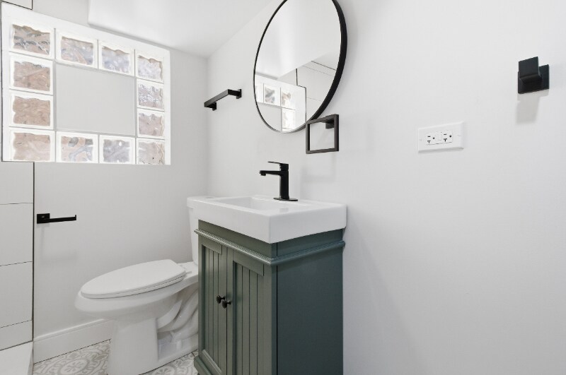 Building Photo - 6640 W Foster Ave