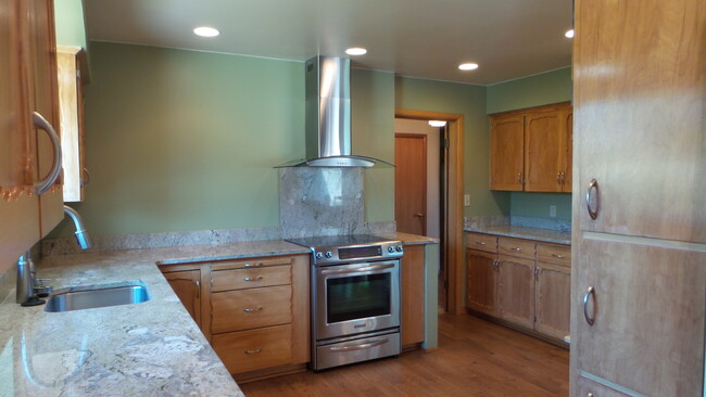 Building Photo - Furnished 4BR Home for Rent in Hood River