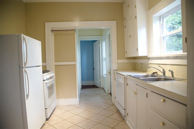Building Photo - 601 N Forest Heights