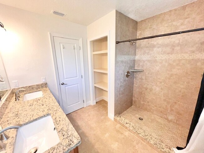 Building Photo - Oviedo - 3 Bedroom, 2.5 Bathroom – $2495.00
