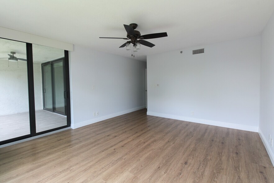 Building Photo - 6562 Boca del Mar Dr