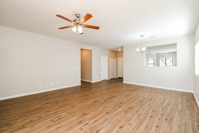 Building Photo - 1103 W Vineyard Rd