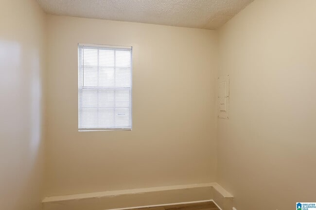 Building Photo - 3033 Carleton Rd