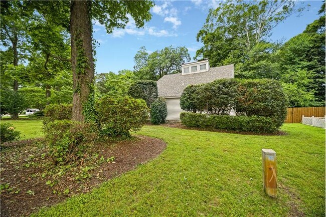 Building Photo - 1044 Commodore Dr
