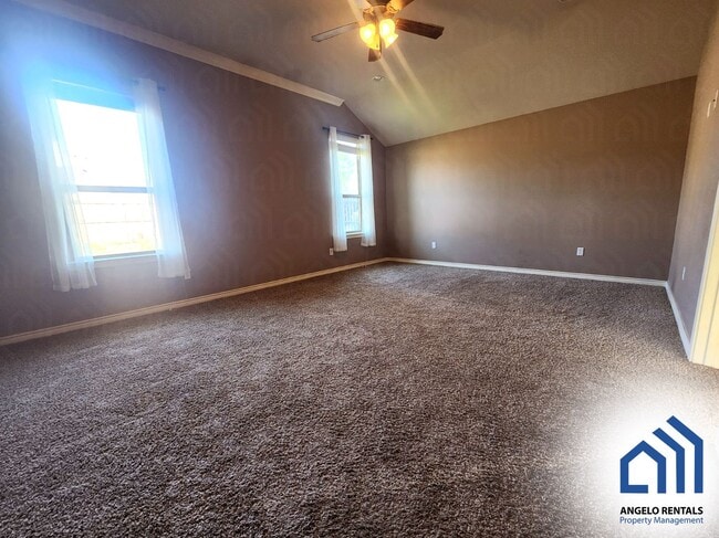 Building Photo - SPACIOUS 3 bedroom 2 bath home with fireplace AVAILABLE NOW!