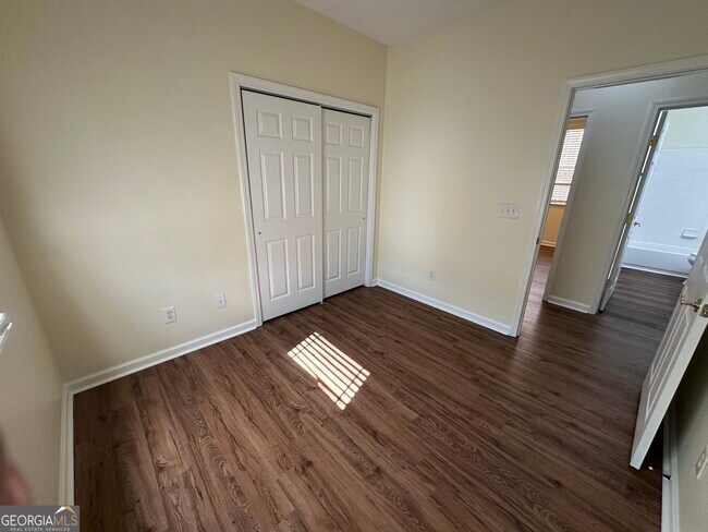 Building Photo - 124 Cottesford Dr SW