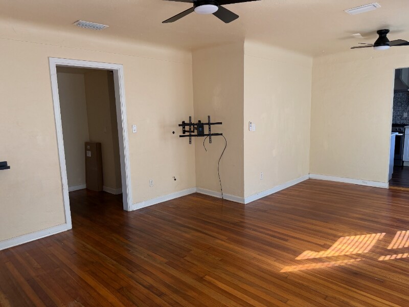 Building Photo - 1304 17th Ave N