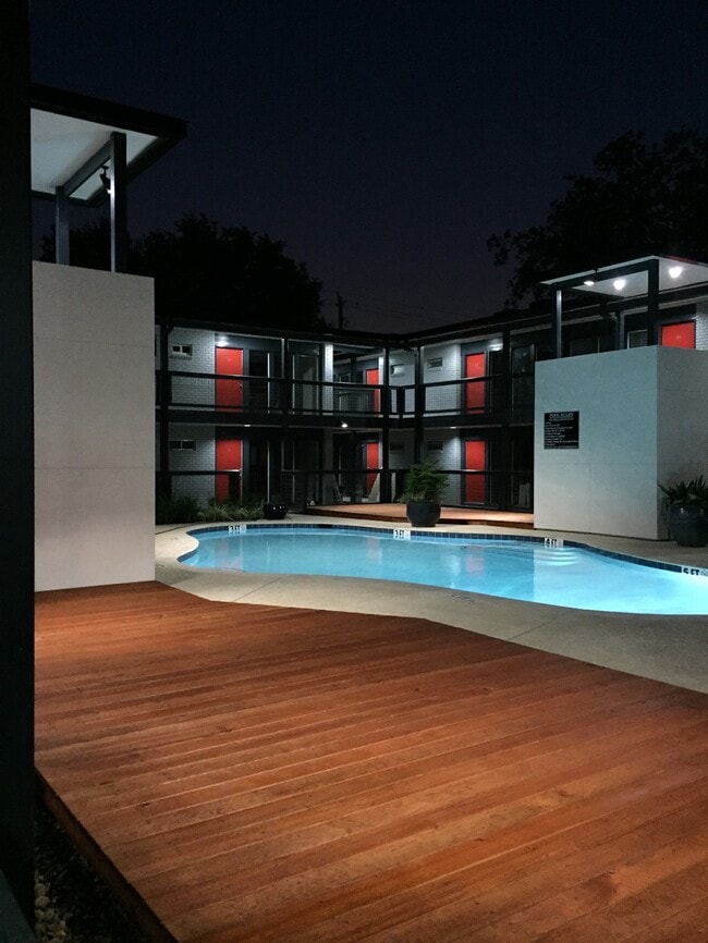 Building Photo - 1501 Hyde Park Blvd