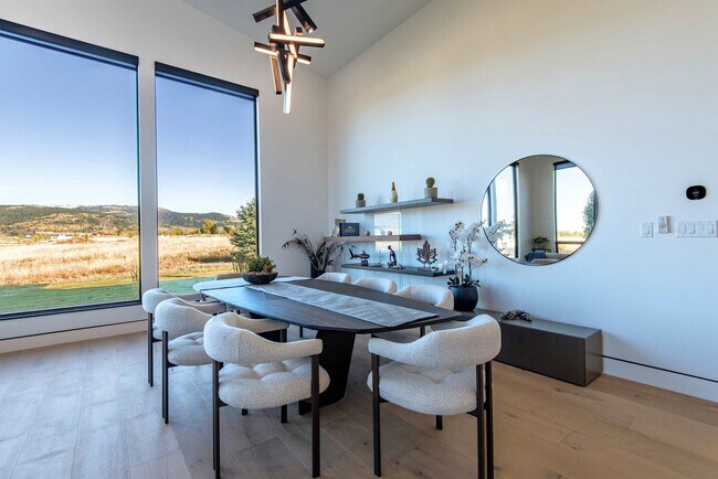 Building Photo - 779 Lucia Ln