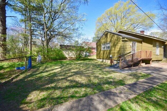 Building Photo - 3 bed, 1 bath near UOM