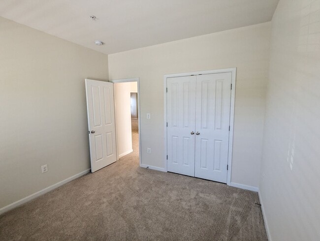 Building Photo - Impeccably maintained SFH in Clarksburg re...
