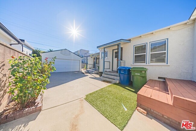 Building Photo - 2551 S Bentley Ave