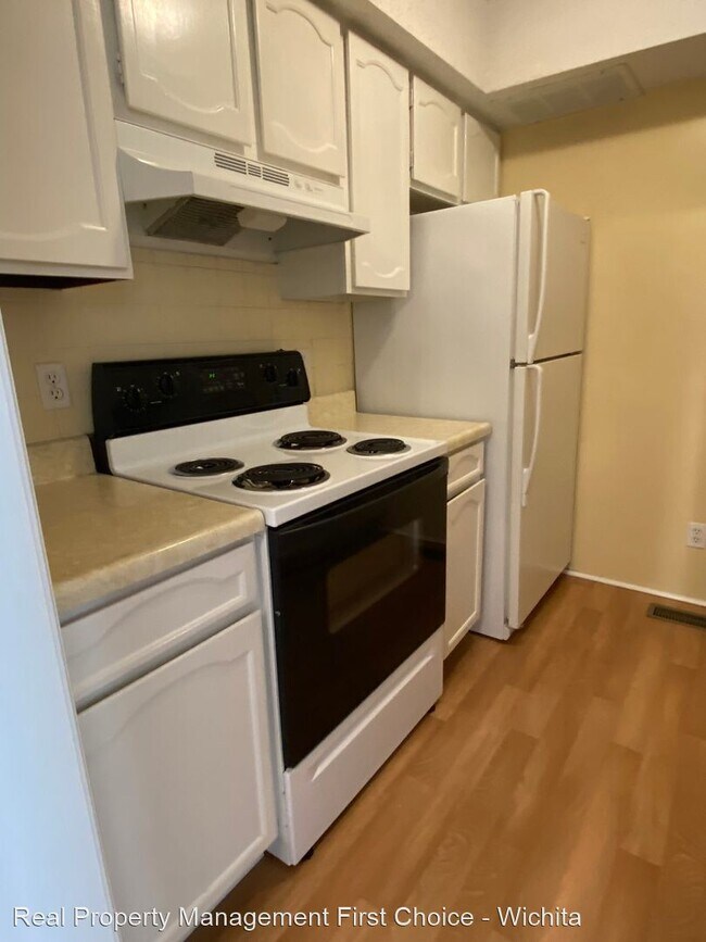 Building Photo - 2 br, 1 bath House - 725 W Stackman Dr #8