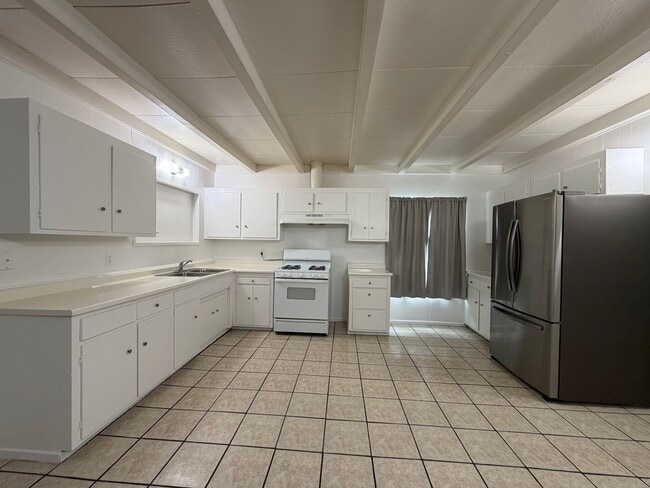 Building Photo - 4 Bedroom 2 Bathroom House with Fenced Yard & 1 Car Garage