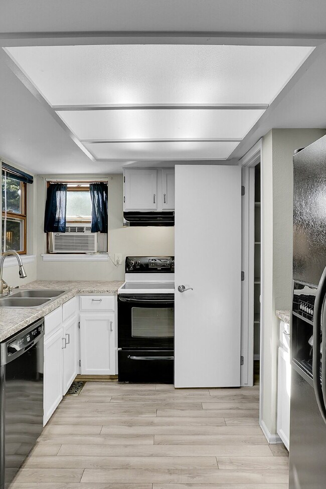 Building Photo - $1,695.00 - 2 Bedrooms, 2 Bathrooms, Apartment in Colorado Springs with Cozy Fireplace!