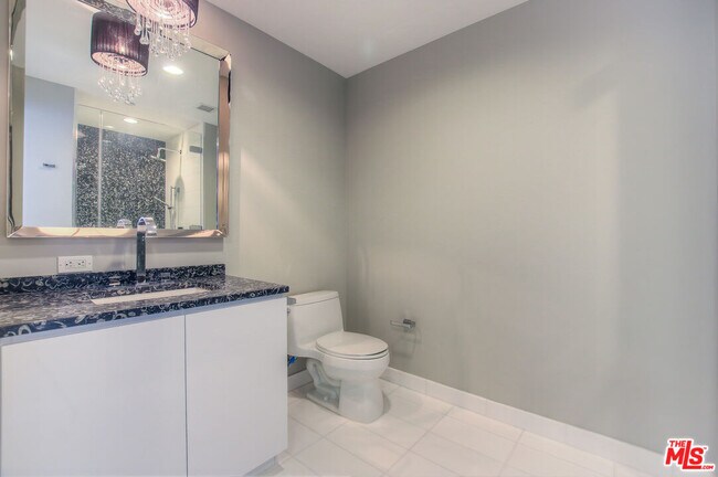 Building Photo - 900 W Olympic Blvd