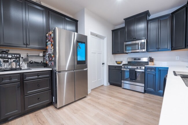 Building Photo - MOVE IN READY 3 Bedroom in Desirable Grass...