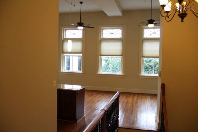 Building Photo - 1105 Main St