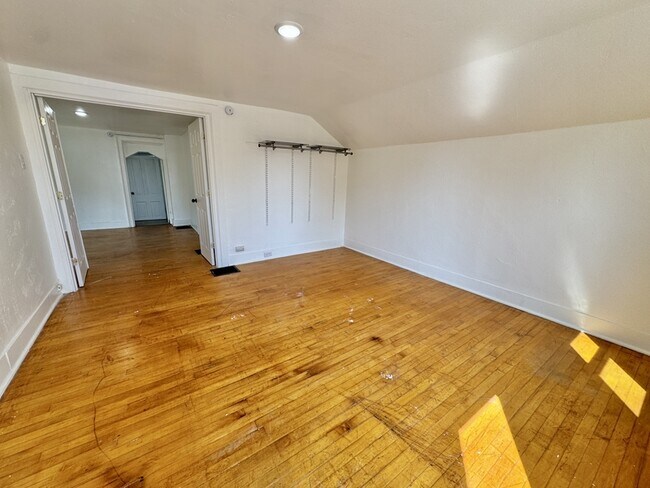 Building Photo - 312 S Chestnut Ave