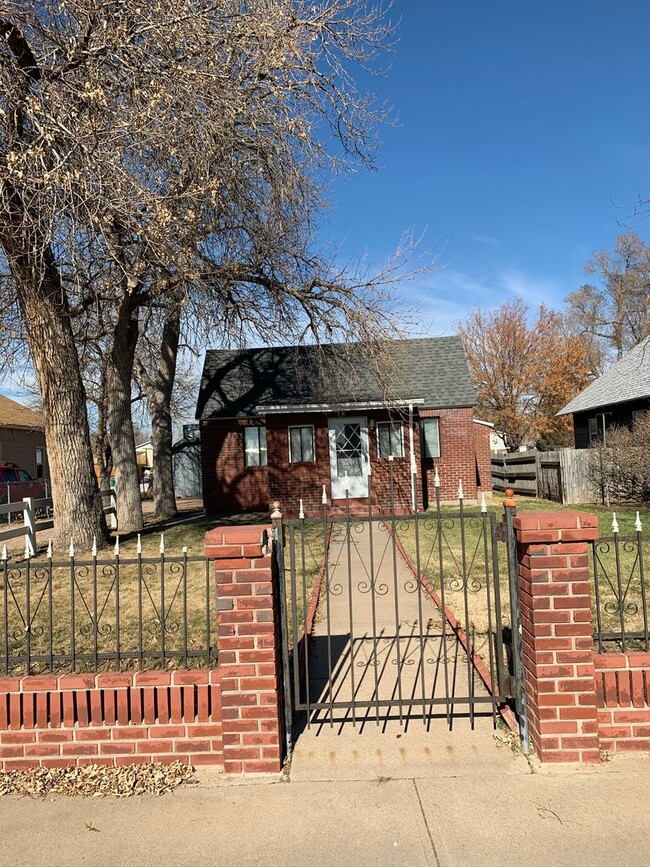 Building Photo - Cozy 2 Bed 1 Bath Brick Ranch-Style House ...