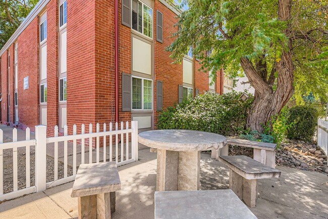 Building Photo - Cozy 2 bed/1 bath in Central Boulder with ...
