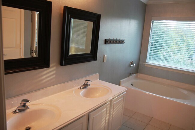 Building Photo - 142 N Camellia Grove Cir