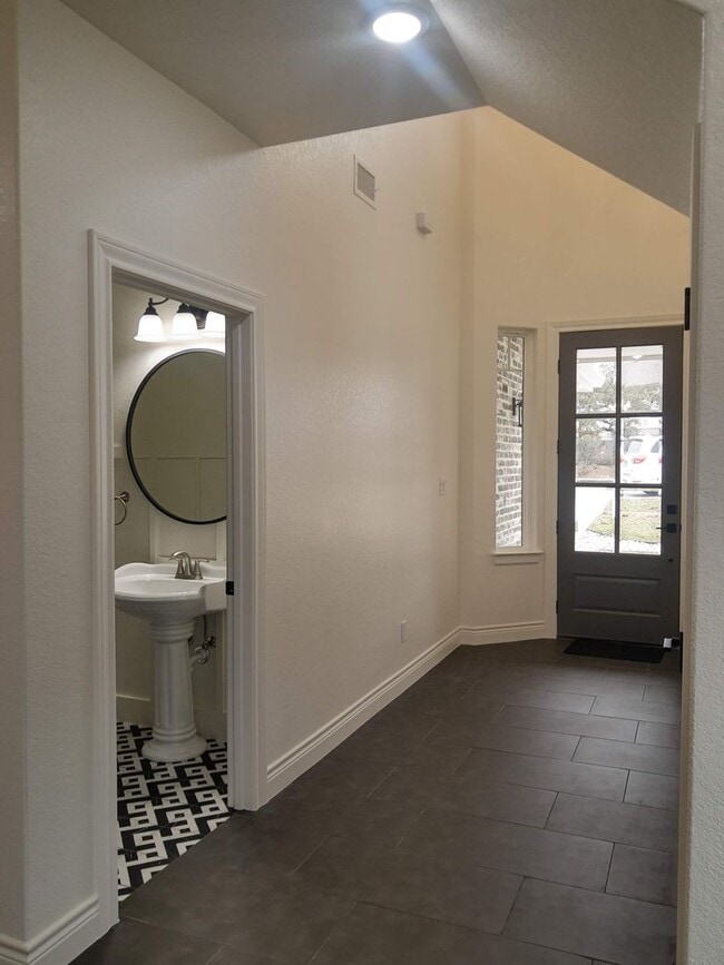 Building Photo - Kerrville, TX  Custom Build Home Ready for Immediate Move In