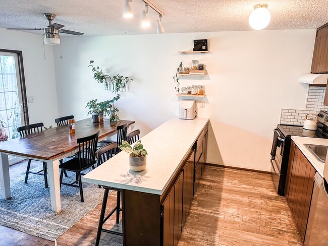 Kitchen & dining Room - 2741 Crystal Springs Rd W