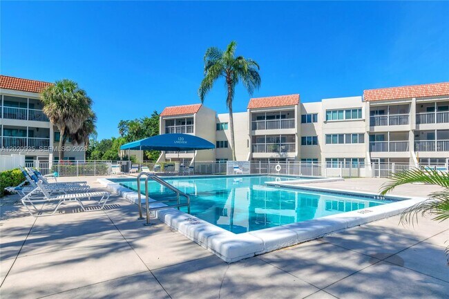 Building Photo - 100 Lakeview Dr