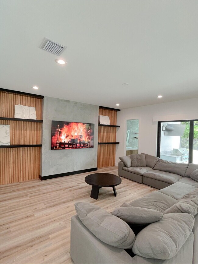 Building Photo - 8227 Oceanus Dr