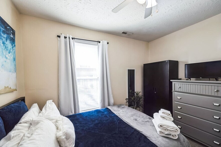 Building Photo - 105 Ash St