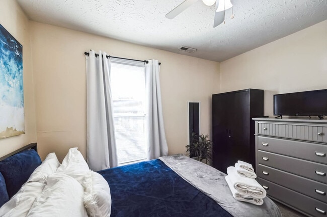 Building Photo - 105 Ash St