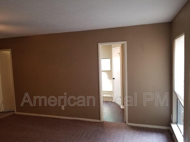 Building Photo - 801 Wood Glen