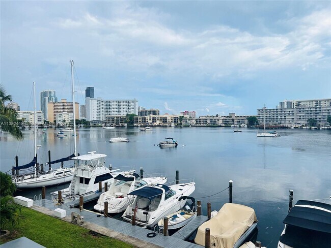 Building Photo - 2100 Diana Dr