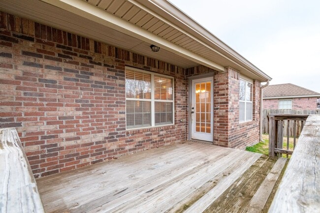 Building Photo - 4 Bedroom Brick home in Central Fayetteville!