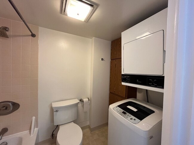 Building Photo - Pearl Regency 1 bedroom, 1 bath condo, wit...