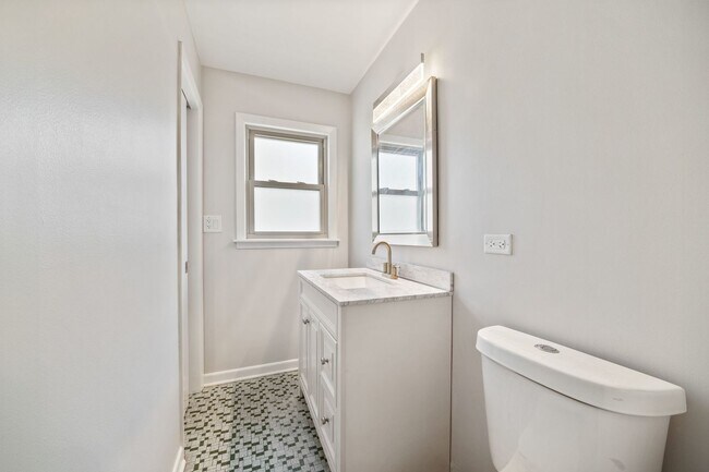 Building Photo - 4850 N Clifton Ave