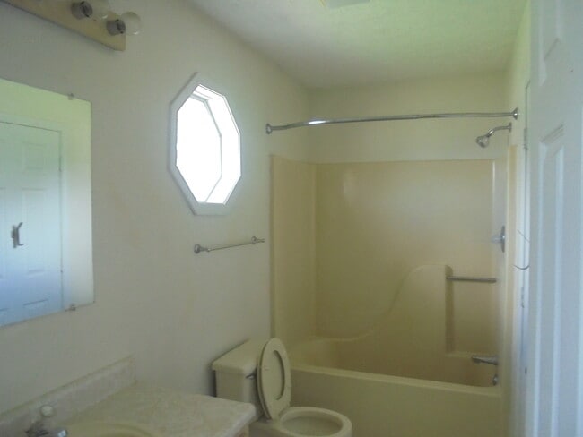 Building Photo - 100 Shara Dr