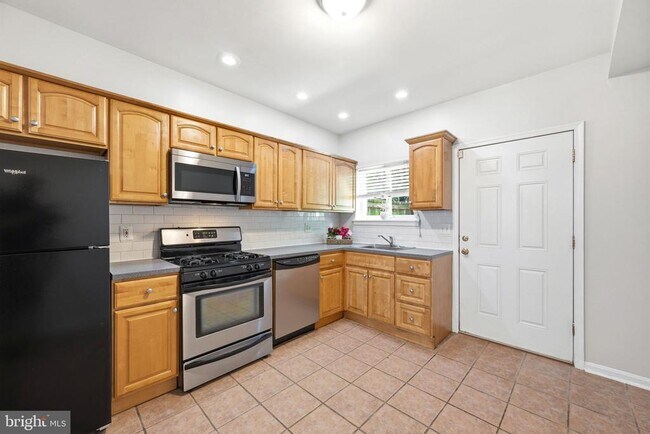 Building Photo - 928 N Bambrey St