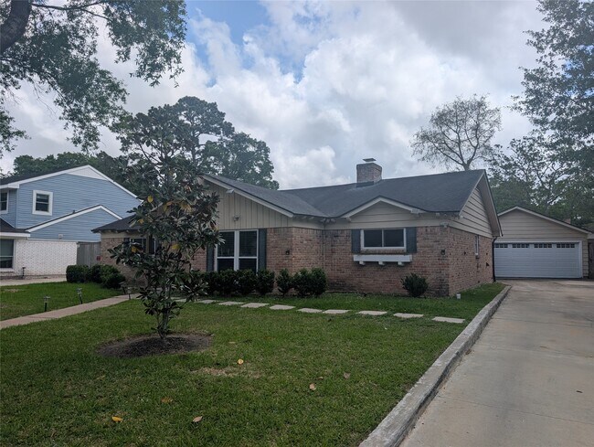 Building Photo - 4034 Shady Springs Dr