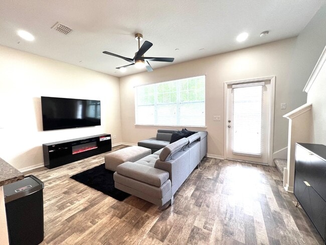 Building Photo - 1043 Taramundi Dr