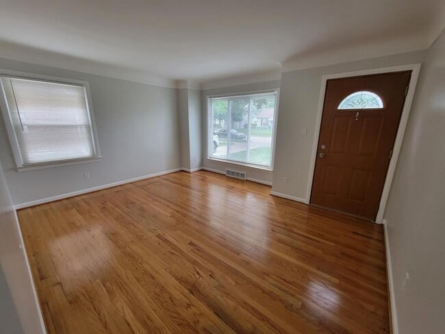 Building Photo - 13568 Norborne Ave