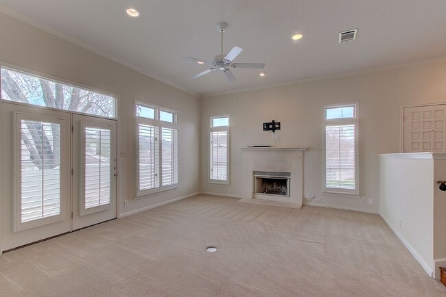 Building Photo - Rare 3 BR / 2.5 BA /  2 Car Garage Westlake Condo 14th Fairway (Austin Country Club) (Eanes ISD)