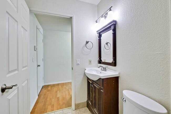 Building Photo - Hardwood Floors- A/C- Full Bedroom and Bath on First Floor: Fresh Paint