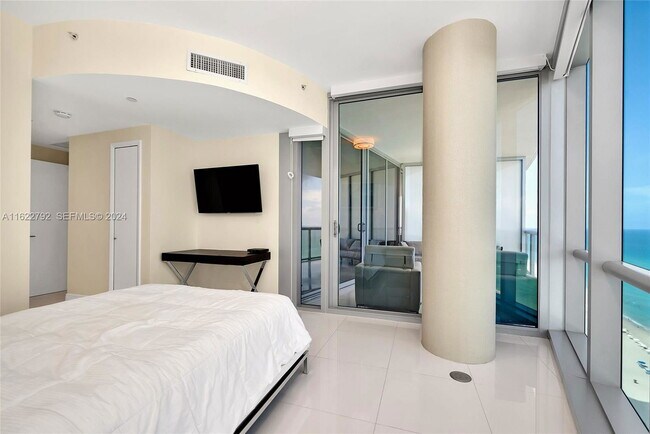 Building Photo - 17121 Collins Ave